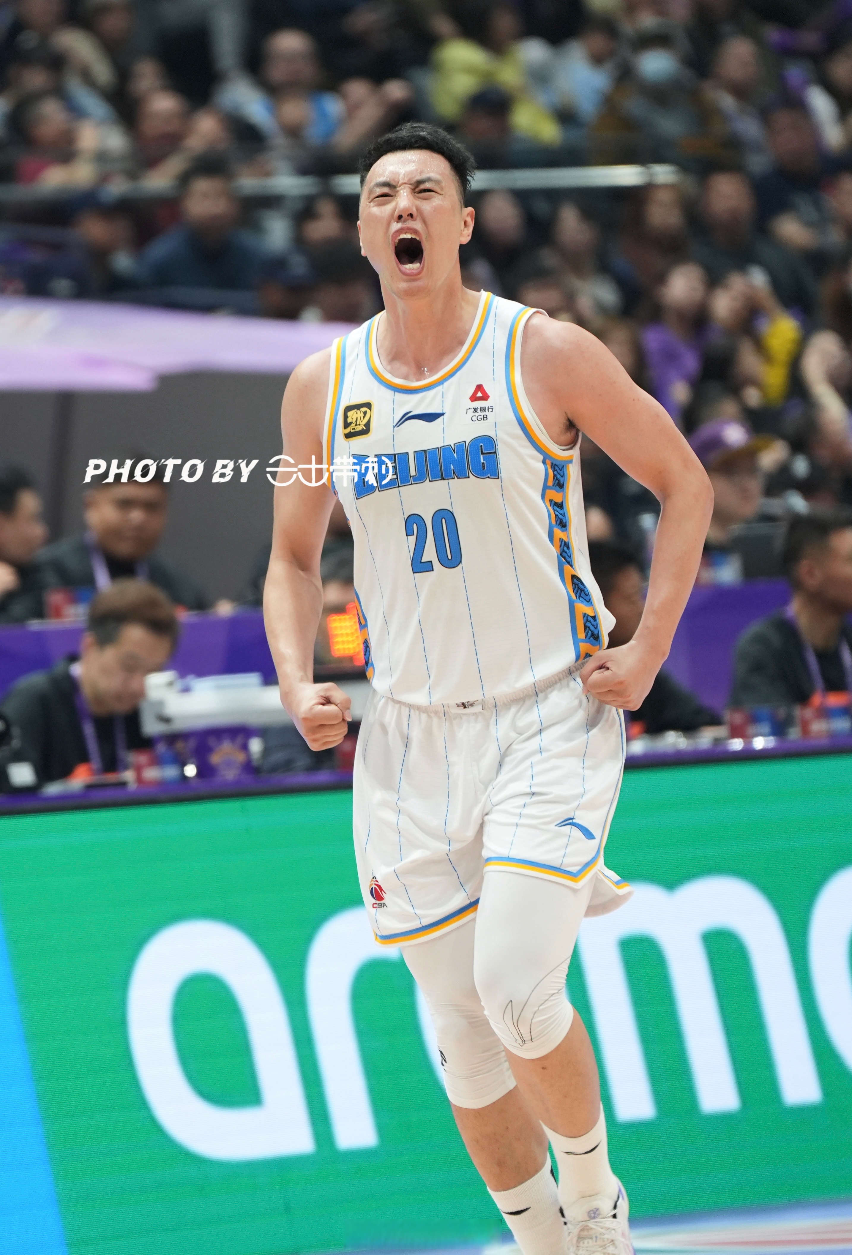 艰难胜出!一支球队逆袭击败对手 艰难胜出!一支球队逆袭击败对手