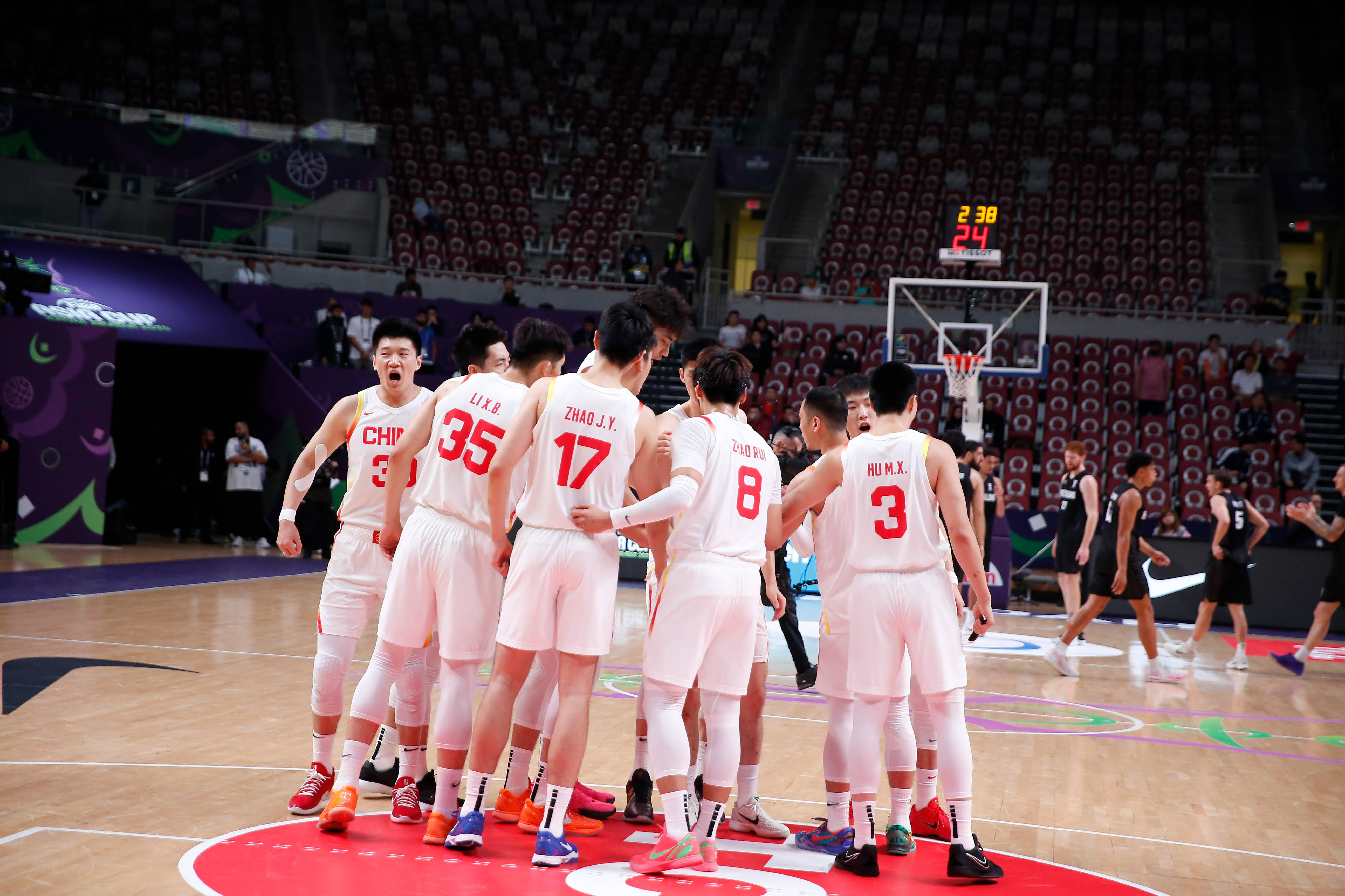 开云sport-篮球赛事中一场激烈的对决引发争议