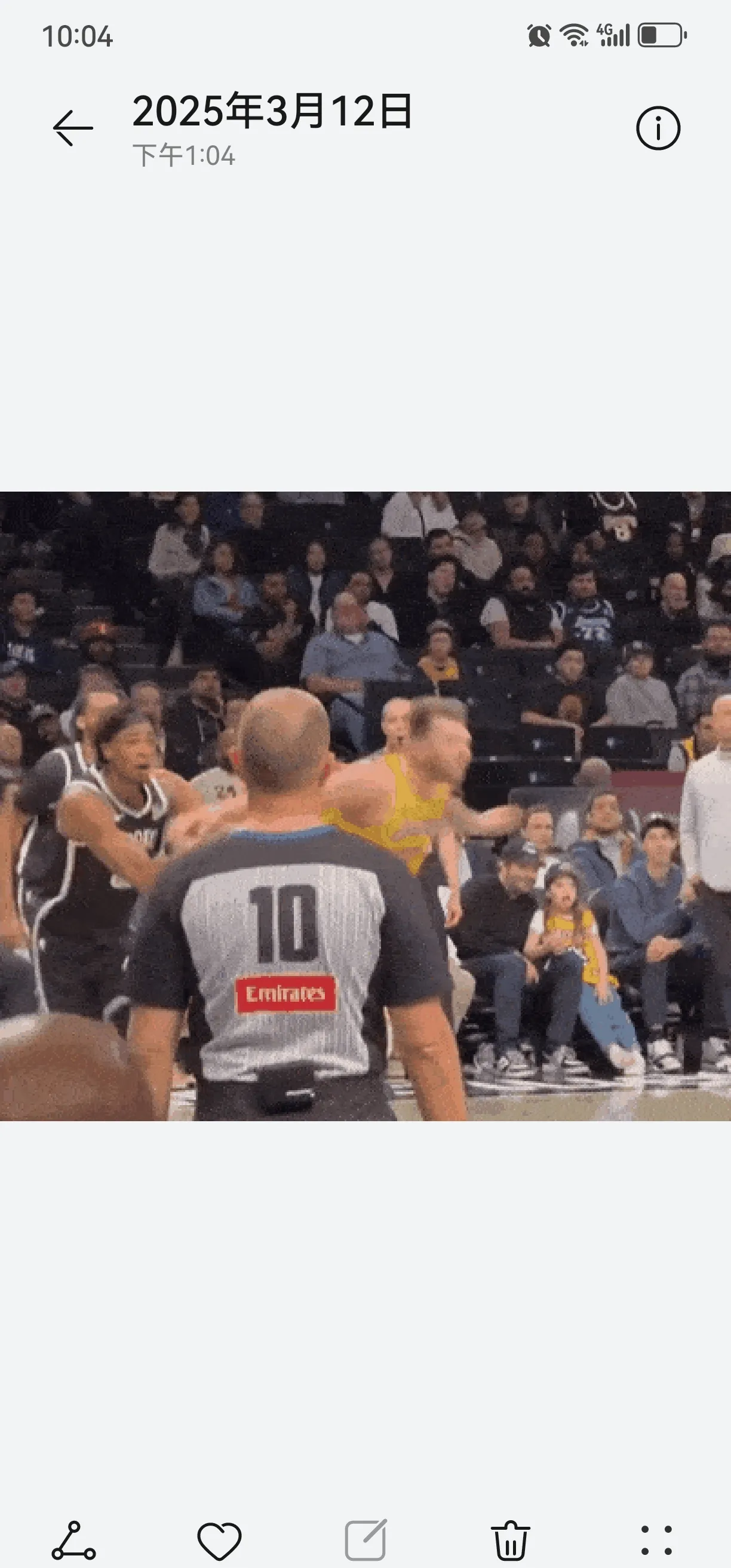 篮球赛事中一场激烈的对决引发争议 篮球赛事中一场激烈的对决引发争议