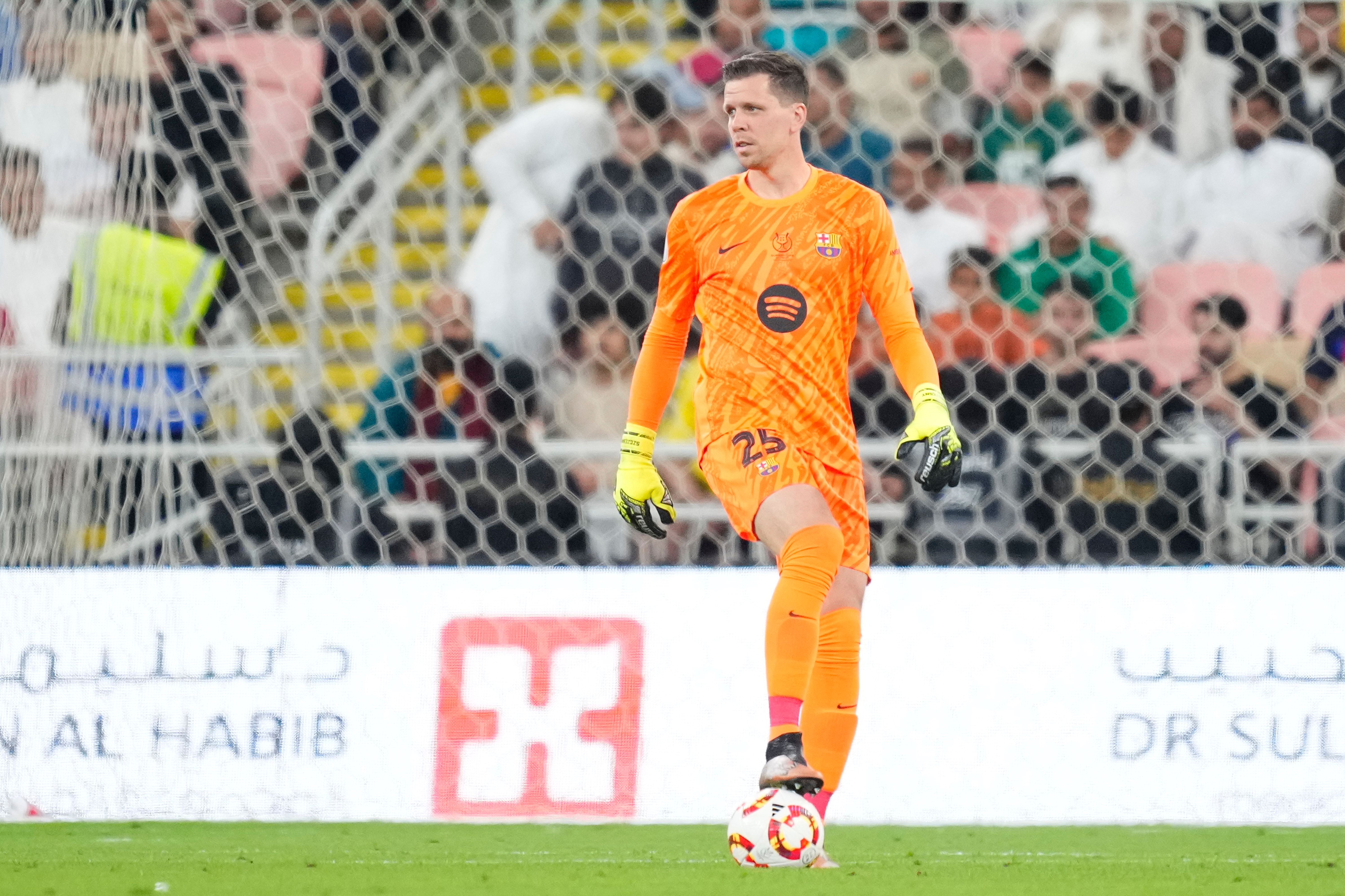 巴塞罗那门将神勇扑救，帮助球队保持不败战绩