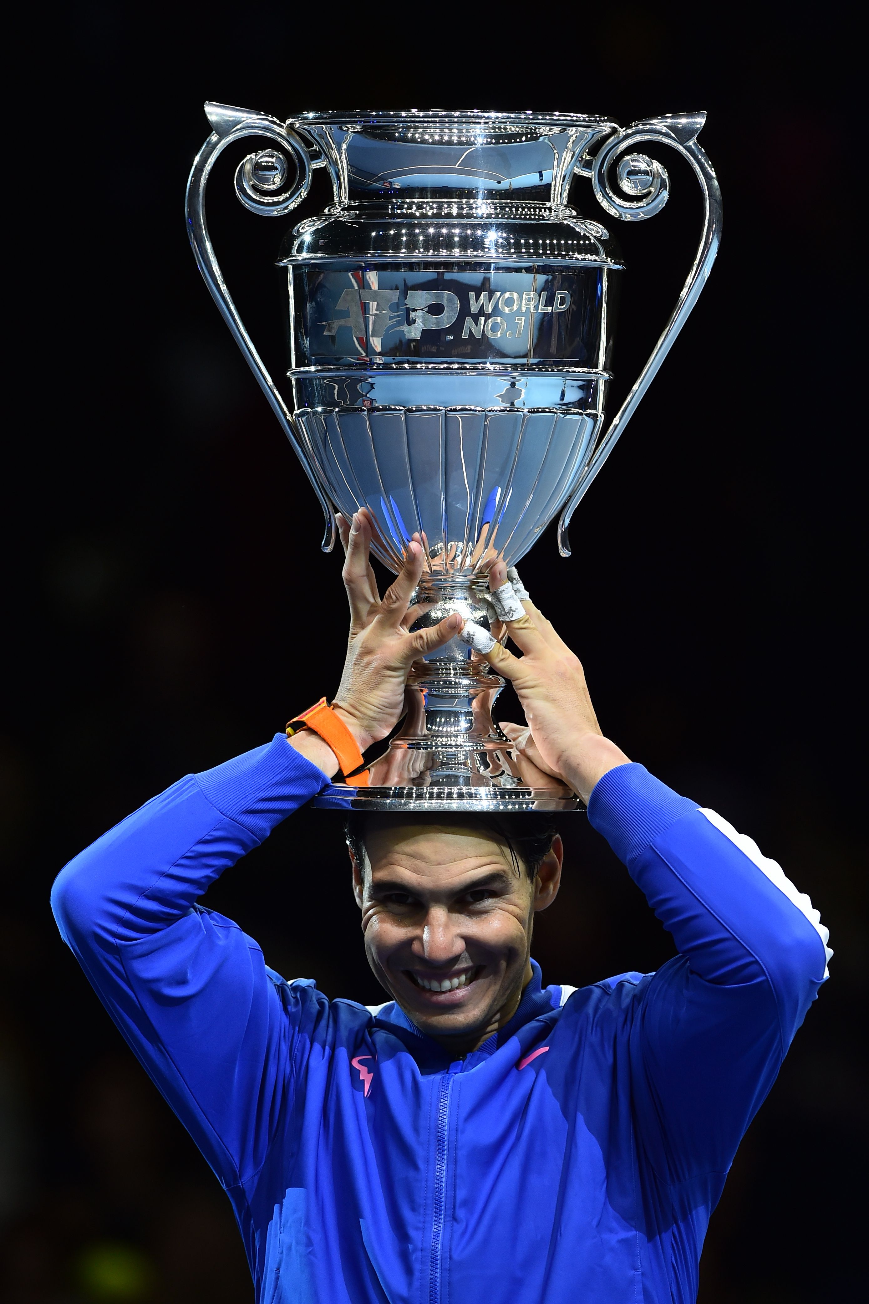 包含ATP总决赛逆转年终总决赛，纳达尔刷新纪录的词条