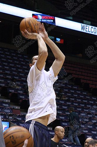 太阳横扫马刺，易建联点燃赛场