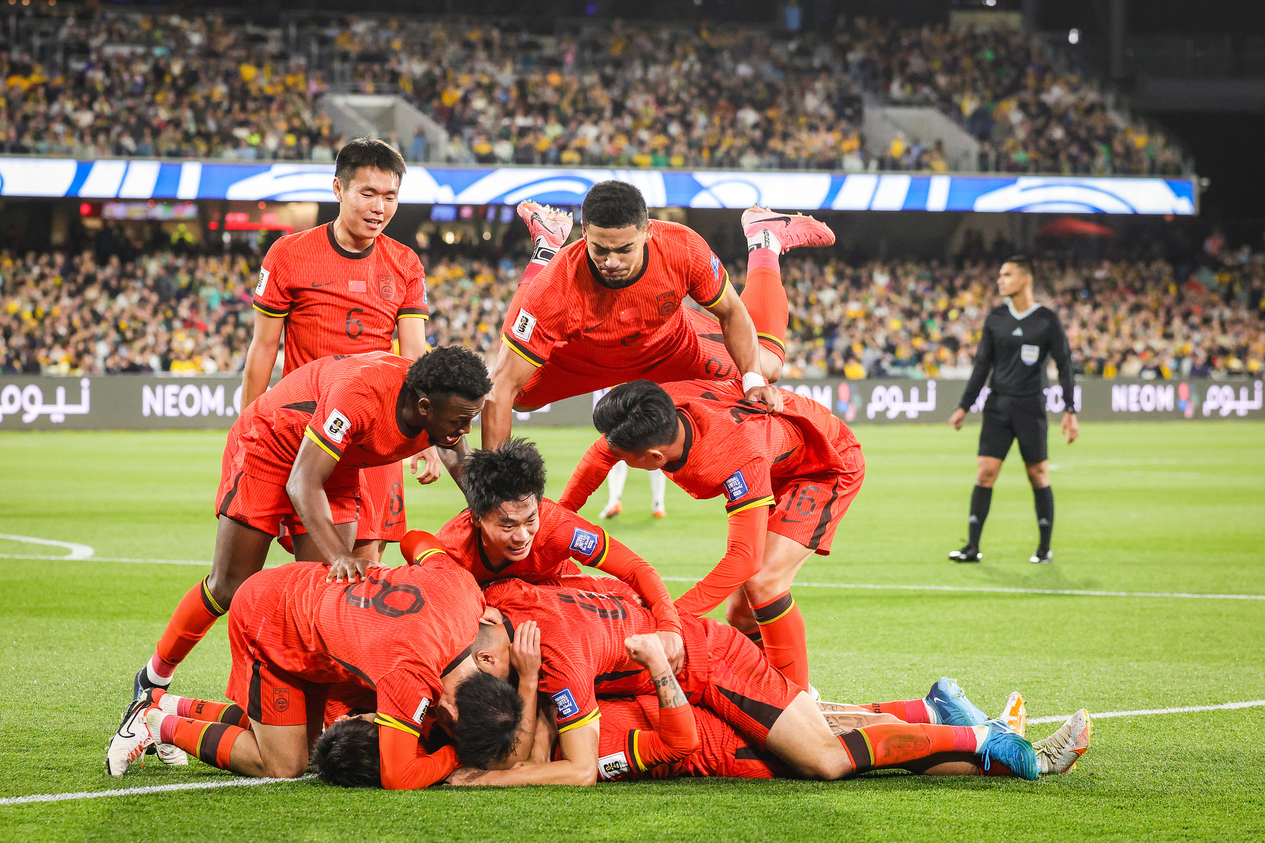 开云体育在线-瑞典队鏖战葡萄牙队，梁靖崑点燃赛场