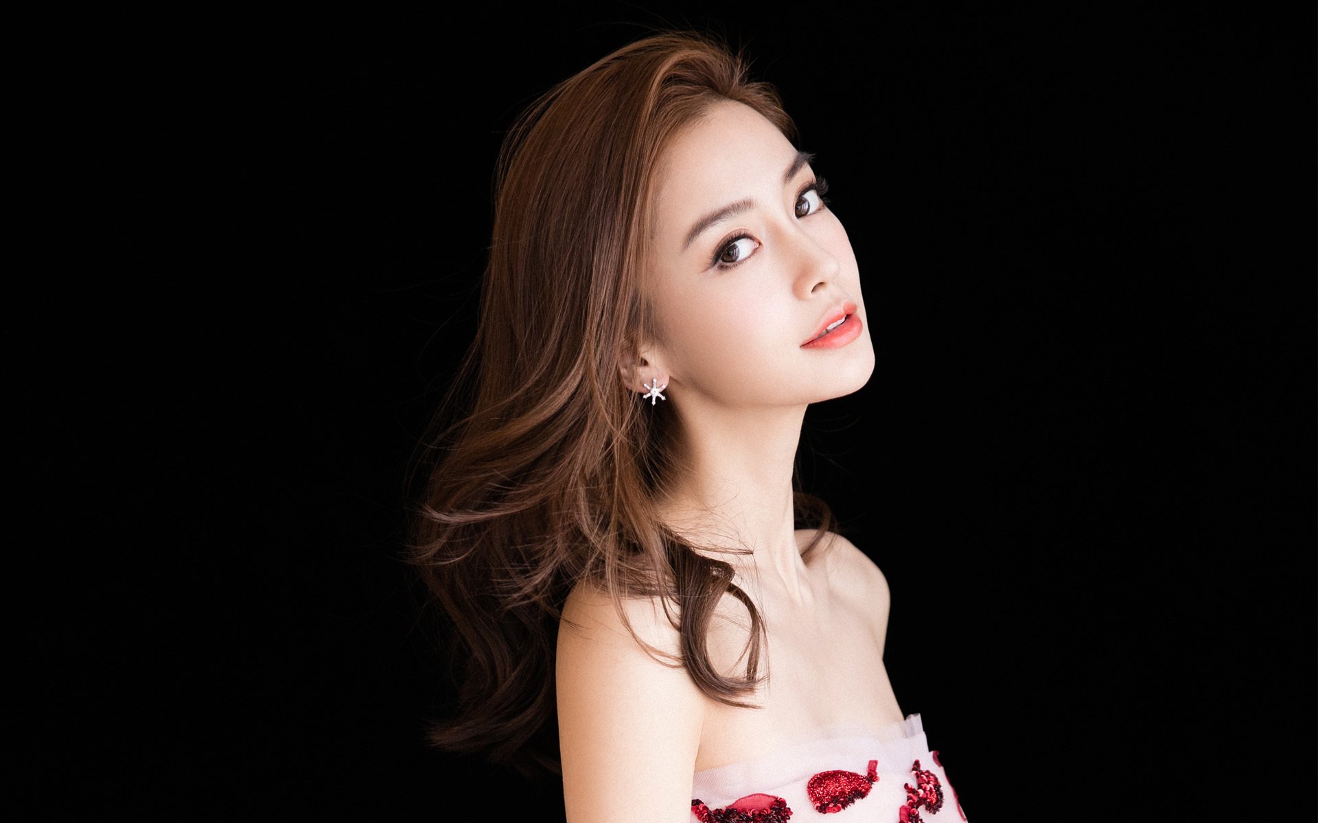 沙暴中劈开铁壁！突尼斯关键战突围拜仁，莱万传奇之夜开刃